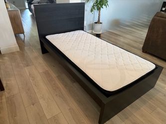 Twin bed / twin mattress/ 2 night stands