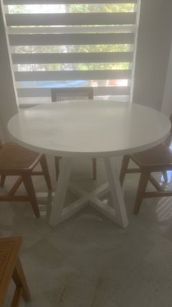 White round dining table