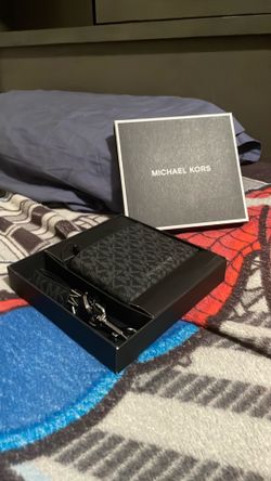 Micheal Kors wallet and keychain set