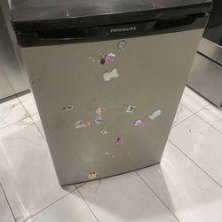 Frigidaire 4.5-cu ft Mini Fridge with Freezer ( Silver mist ) ENERGY S