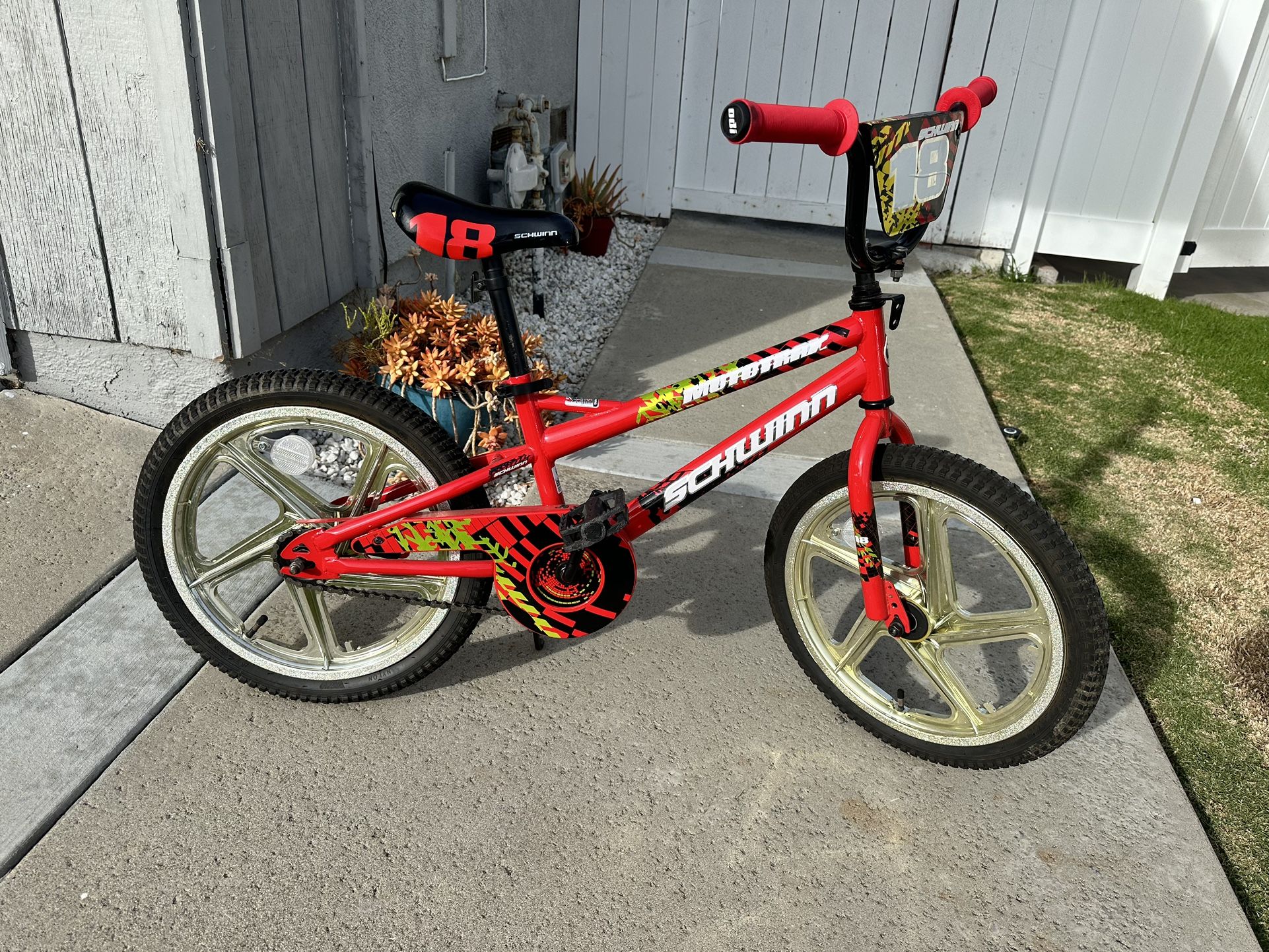 45　引取限定　Schwinn BMX 自転車 レッド 45 引取限定 Schwinn BMX 自転車 レッド SCHWINN SCORCHER 16-inch BMX