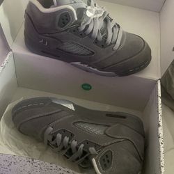 Wolf Grey 5s size 5.5y