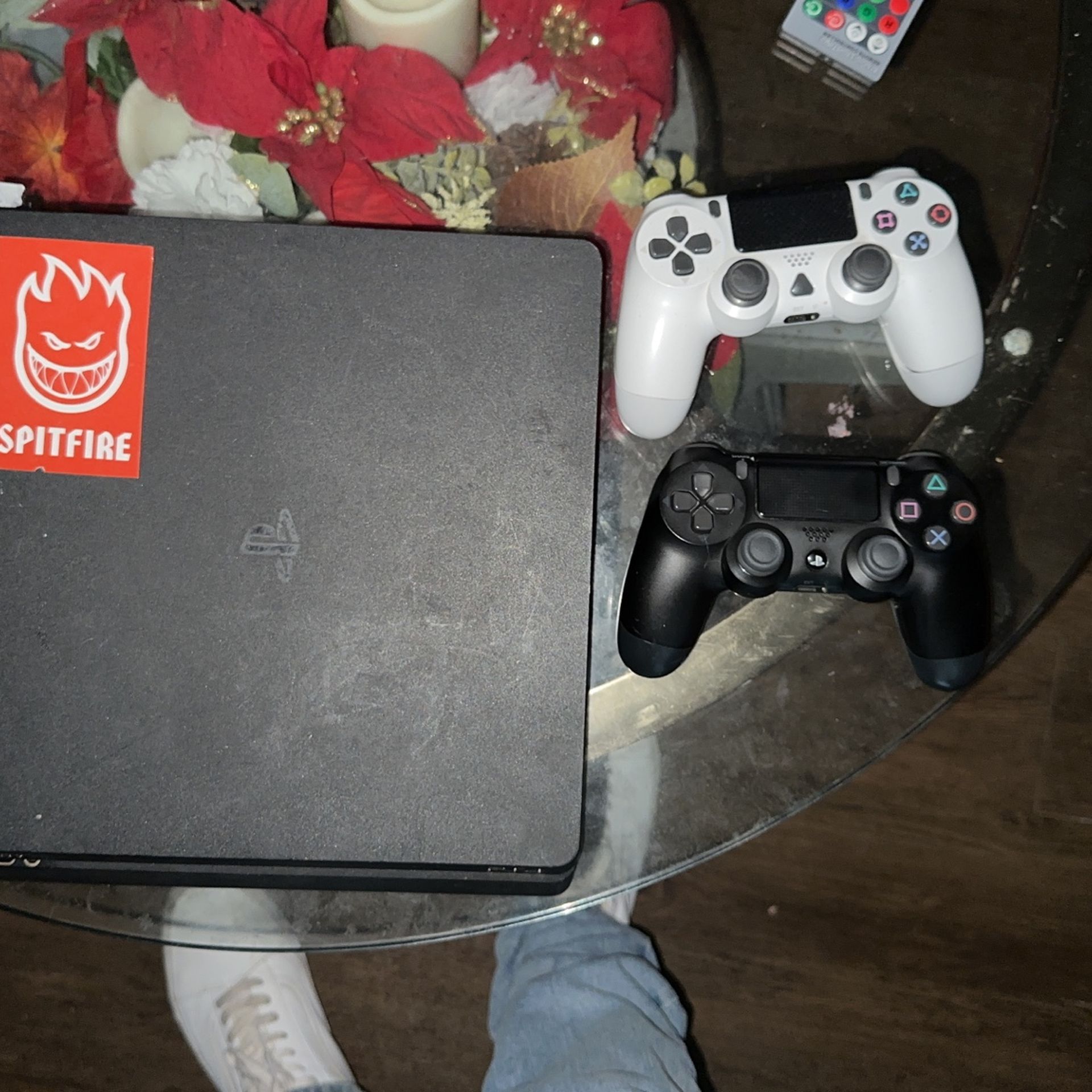 Ps4 With 2 Controller And Cords Come With GTA5 Disc Version And 3 Other Disc Games