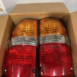 01-04 Toyota Tacoma Tail Lights 