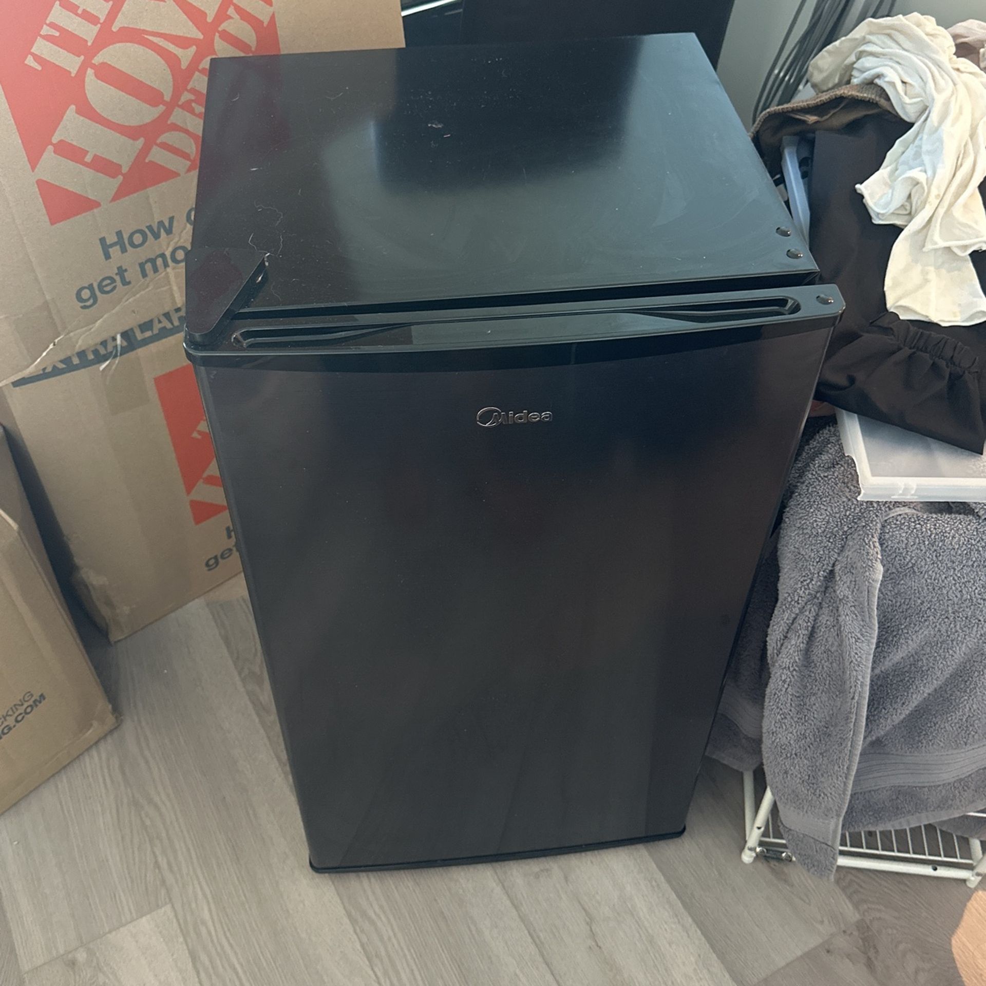 Mini Fridge (40% Original Price And Negotiable)