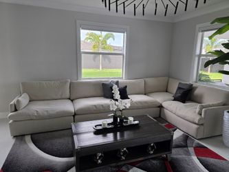 Seccional de hilo como nuevo  color begie  muy bueno y comodo incluye mesa plegable convertible y alfombra de lujo