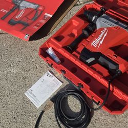 
Milwaukee
1-3/4 in. SDS-MAX Rotary Hammer