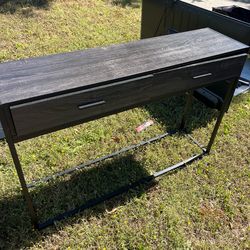 FREE— console table. desk. Pick up only yat 14233 Flomar Dr Whittier CA, 90605 😊