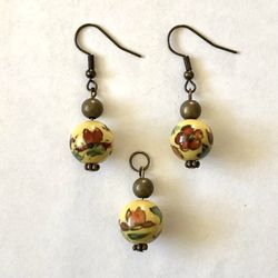 🌺 Pretty, yellow and red flowered Asian beaded earrings and pendant