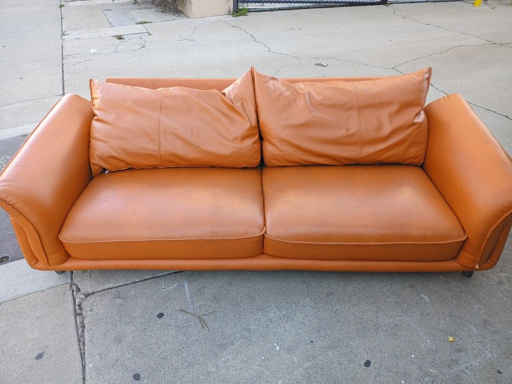 BEAUTIFUL *CARAMEL* BROWN LEATHER COUCH/SOFA
