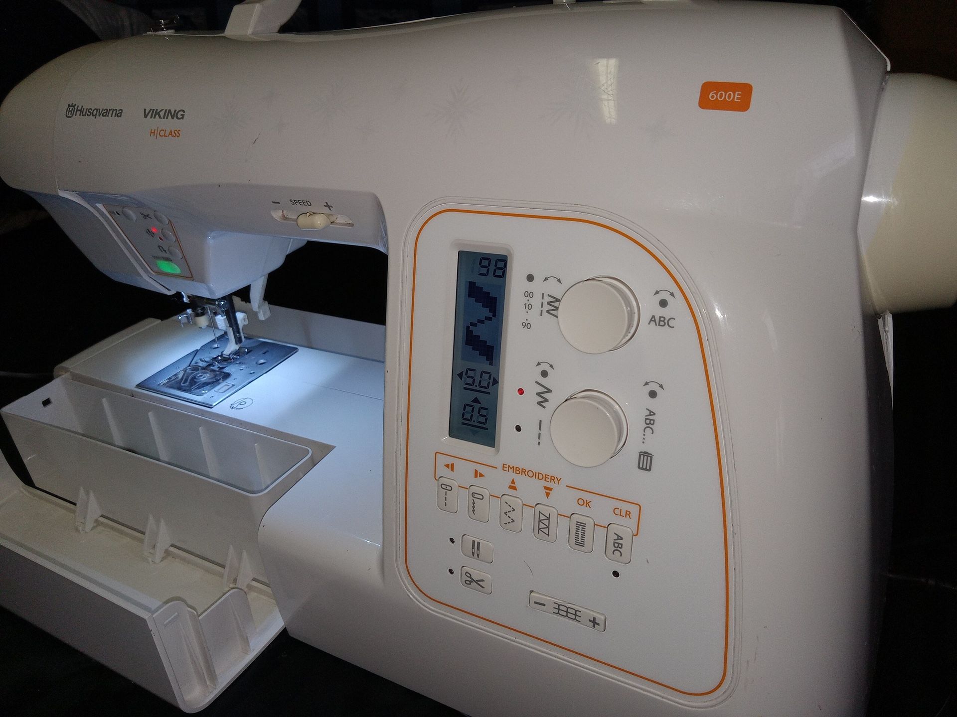 Husqvarna Viking H|Class 600E Sewing and Embroidery Machine