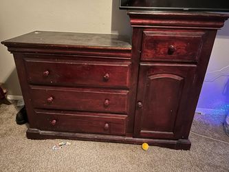 Dark brown dresser with cupboard