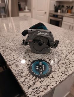 Sierra Circular Inalámbrica Makita 40V max XGT Brushless de 9-1/4" totalmente nueva (Solo herramienta)