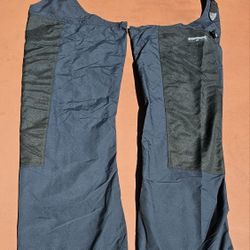 Sidewinders® Nylon Chaps with drawstring bag. Size Large.
Excellent Condition.
 
FEATURES:
 - Easy to wear, lightweight, water resistant Cordura nylon