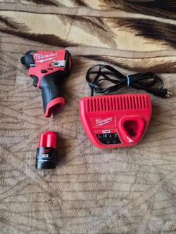Milwaukee M12 1/4 driver bundle