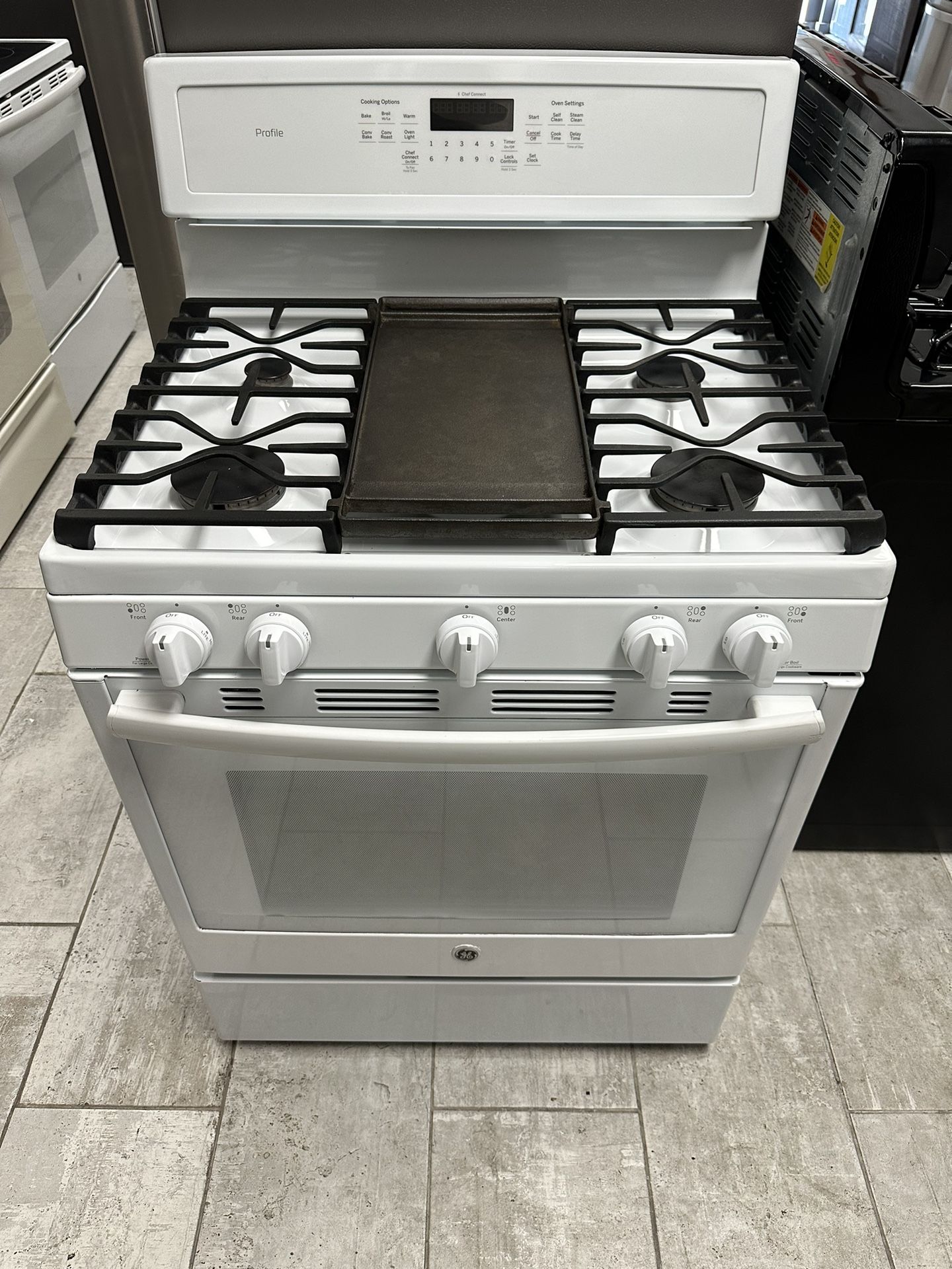 GE 30-in Freestanding Gas Range 5 Burners 5.6 Cu.ft Convention Oven Self-clean chef Connect 