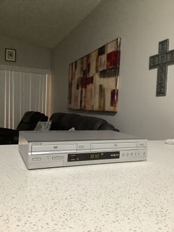 * SONY * HQ * 4-HEAD HI-FI STEREO VHS VCR AND DVD PLAYER AND CD PLAYER COMBO UNIT . EXCELLENT LIKE NEW CONDITION . MUST SEE TO APPRECIATE .
