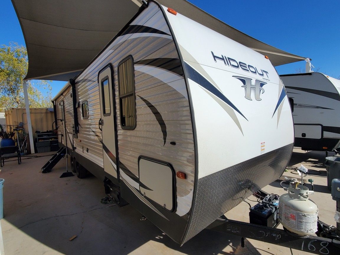 2019 Hideout 30ft family bunk trailer hidden pantry 2 fireplaces