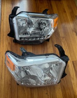 2014-2017 Toyota Tundra SR/SR5/Limited Headlights Driver Left and Passenger Right Side Halogen