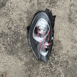 2015-18 Porsche Macan Right Headlight 