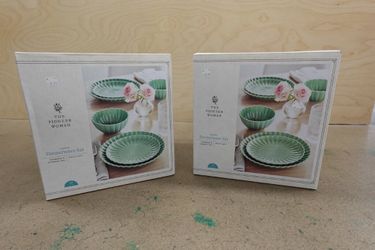 12-Piece Green Reactive Glaze Scalloped Dinnerware Set