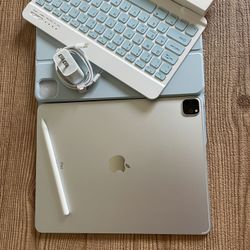iPad Pro 12.9” (2020 model) 4th Generation 512GB with  keyboard case and pen & Accessories 