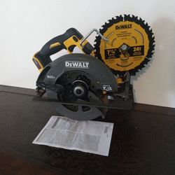 DeWalt 60 V New. Flexvolt. Circular Saw.   7. 1/4".   W/ Blade. 