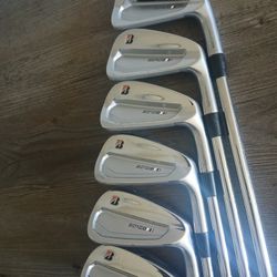 Bridgestone Tour B 201CB iron set (5-P).