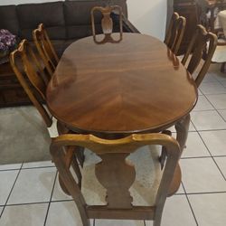  6 Chaires Dining Table In Good Condition Solid Wood 