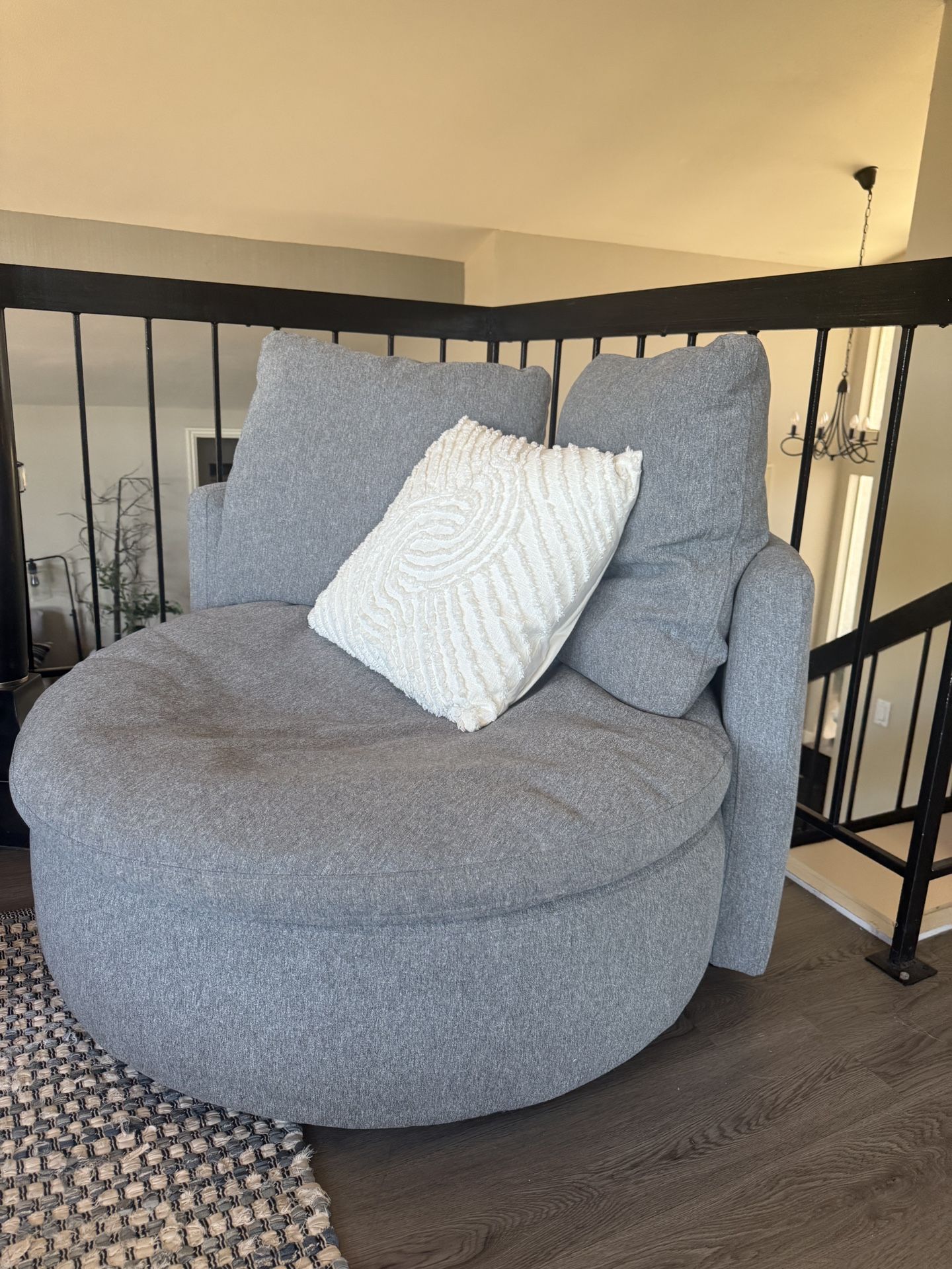 Cozy Oversized Swivel Chair – Light Gray