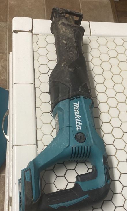 Makita Handsaw With Battery 