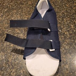 Medical shoe (single shoe)
