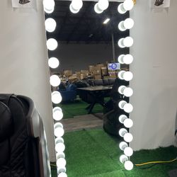 Full Length LED Mirror With Bluetooth Speaker / Espejo LED De Longitud Completa Con Altavoz Bluetooth