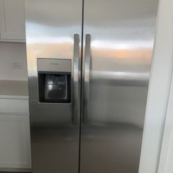 NEW ! Frigidaire Refrigerator-fridge