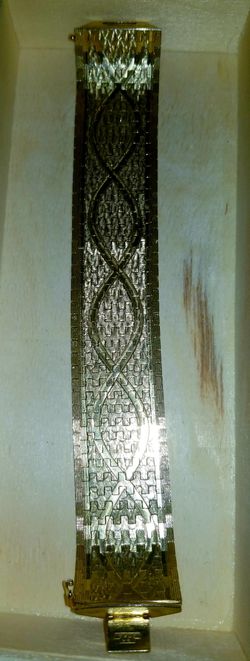 Nice gold plate bracelet.