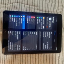 iPad 5th Generation (32 Gigs) Screen Is Cracked But Still Works 