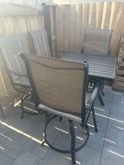 4 person Patio Set, like new, hardly used