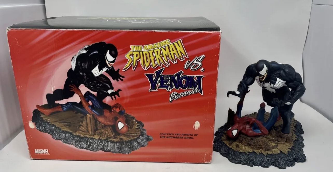 Spiderman Vs. Venom Diorama AMS 316 Statue