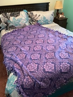 Nice n warm throw blanket purple and orchid
