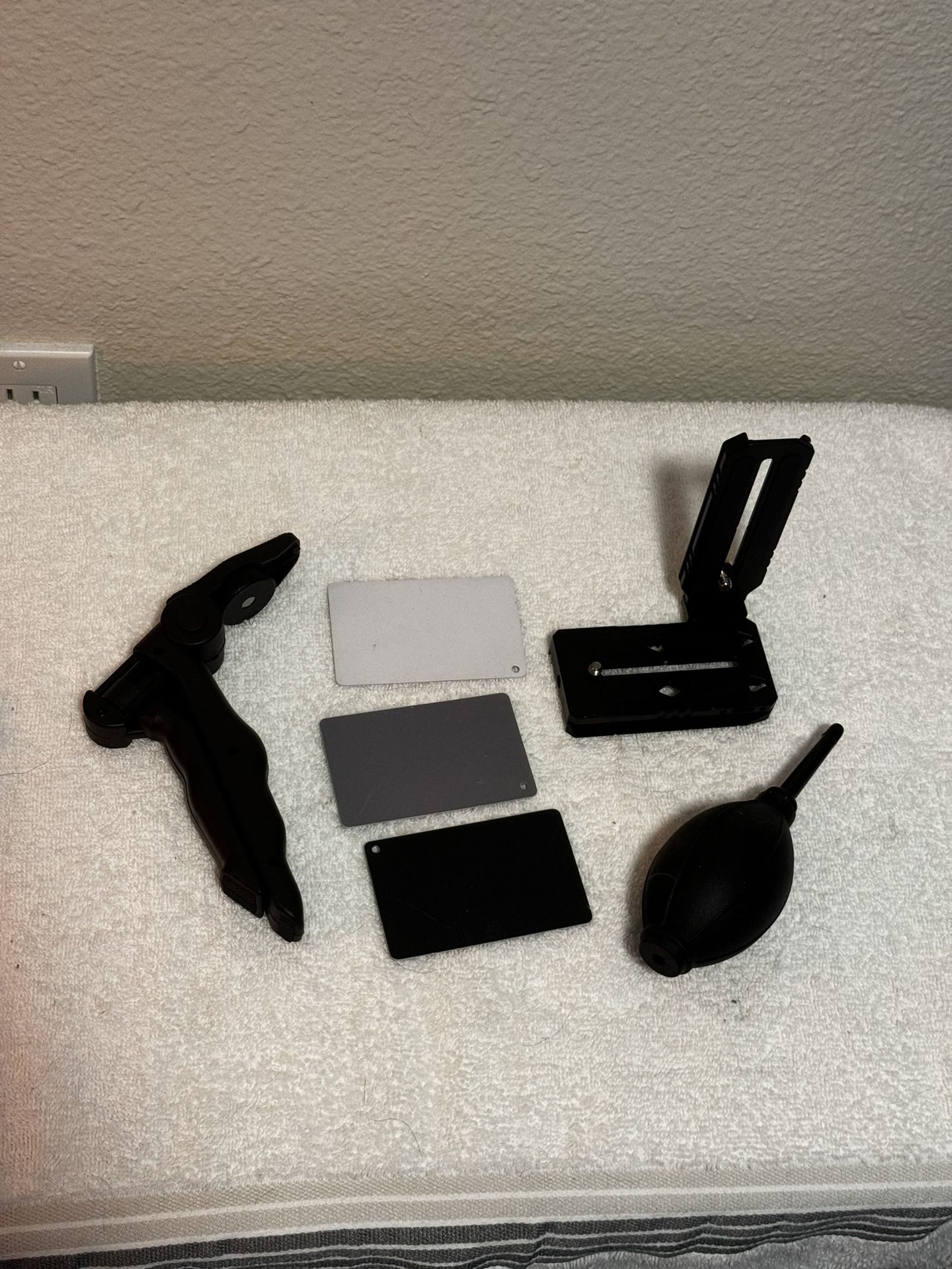 Camera accessories - Grip, holder, stabilizer, lens cleaner, white balance cards