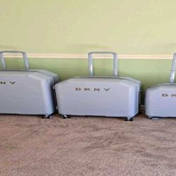 lay easy Pack Quickly with Expandable Three-Piece Suitcase Sets!