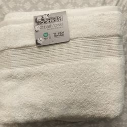 Bath towel with tag/ 100 % cotton/ 30 × 58 inches/ new with tag/ see discription 👍👍