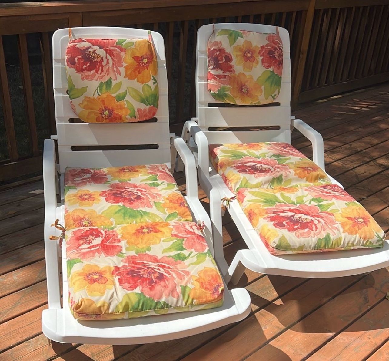 🌞 Set of 2 Outdoor Resin Chaise Loungers with Cushions – Patio/Poolside Furniture