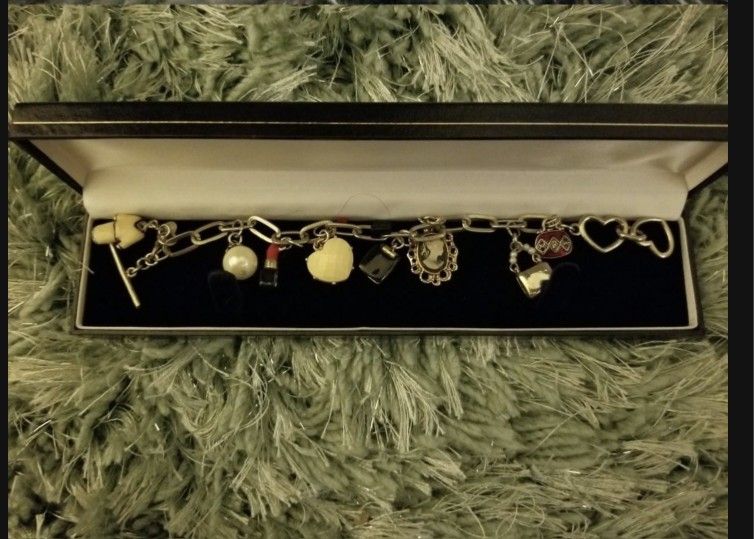 NEW GORGEOUS AND UNIQUE ANTIQUE SILVER CHARM BRACELET INCLUDES BOX. ****ON HOLD FOR CLAUDIA, THANK YOU!***