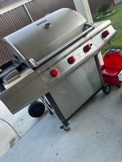 Barbecue grill with gas tank