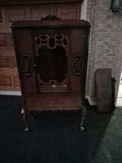 Two shelf vintage cario cabinet