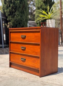 Mid Century Modern Vintage 1960s Walnut Bachelor's Chest Dresser