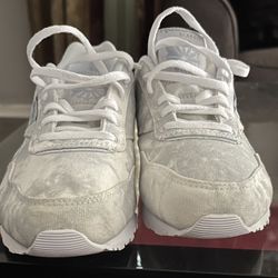 BRAND NEW WOMEN REEBOK CLASSICS…SIZE 7