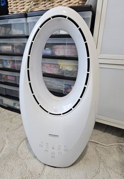 New bladeless oscalte fan with remote, powerful but compact with light.