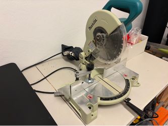 Makita 10 in. Compound Miter Saw
